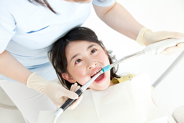 歯科治療を受ける子ども